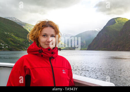 Junge Frau reist in Norwegen Stockfoto