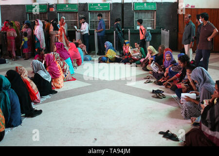 Muslime sind im Hauptbahnhof der Stadt gesehen zu kaufen voraus Fahrkarten zu ihren Häusern vor, ebenso wie das Eid al-Adha Festival in Dhaka, Bangladesch zu reisen. Stockfoto