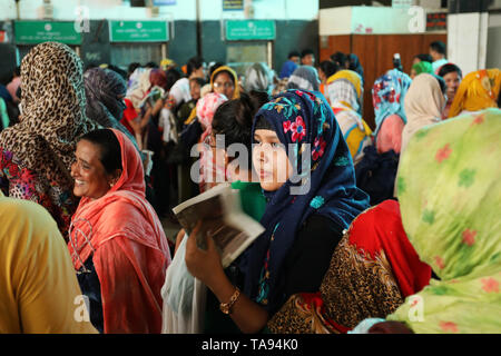 Muslime sind zu sehen im Hauptbahnhof der Stadt voll zu kaufen voraus Fahrkarten zu ihren Häusern vor, ebenso wie das Eid al-Adha Festival in Dhaka, Bangladesch zu reisen. Stockfoto