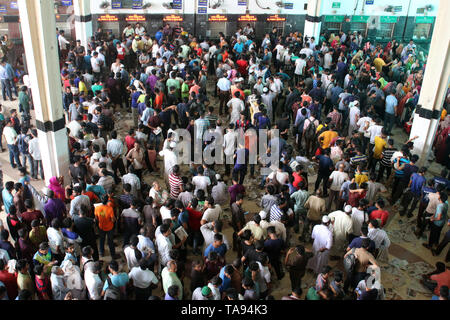 Muslime sind zu sehen im Hauptbahnhof der Stadt voll zu kaufen voraus Fahrkarten zu ihren Häusern vor, ebenso wie das Eid al-Adha Festival in Dhaka, Bangladesch zu reisen. Stockfoto