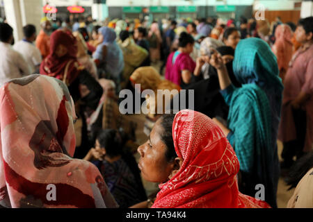 Muslime sind zu sehen im Hauptbahnhof der Stadt voll zu kaufen voraus Fahrkarten zu ihren Häusern vor, ebenso wie das Eid al-Adha Festival in Dhaka, Bangladesch zu reisen. Stockfoto