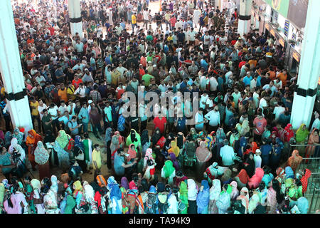 Muslime sind zu sehen im Hauptbahnhof der Stadt voll zu kaufen voraus Fahrkarten zu ihren Häusern vor, ebenso wie das Eid al-Adha Festival in Dhaka, Bangladesch zu reisen. Stockfoto