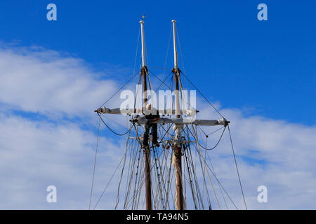 Ein crewman arbeitet auf die Takelage des Lady Nelson. Das Segelschiff Lady Nelson gefesselt am Elizabeth Street Pier in der Waterfront Fußgängerzone, in Herd Stockfoto