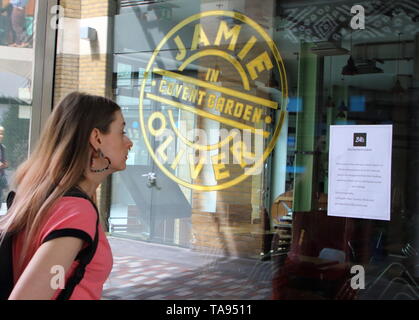 Passant liest Bekanntmachung außerhalb Jamies Italienisch in Covent Garden Restaurant Gruppe Starkoch Jamie Oliver hat in Verwaltung gegangen, mit 1.000 Arbeitsplätze verloren gehen. Die Gruppe, die italienischen Kette der Jamie, Barbecoa und 15 umfasst, hat KPMG als Administratoren ernannt. 20 zwei der 25 Restaurants in Jamie Olivers Restaurant Gruppe inzwischen geschlossen. Stockfoto