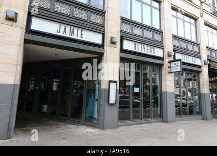 Starkoch Jamie Oliver's Restaurant Group hat in Verwaltung gegangen, mit 1.000 Arbeitsplätze verloren gehen. Die Gruppe, die italienischen Kette der Jamie, Barbecoa und 15 umfasst, hat KPMG als Administratoren ernannt. 20 zwei der 25 Restaurants in Jamie Olivers Restaurant Gruppe inzwischen geschlossen. Stockfoto