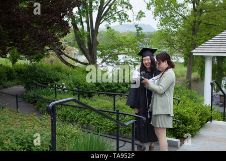 Asiatische Studenten genehmigt von Foto vor Abschluss von Smith College in Northampton, Massachusetts. Stockfoto