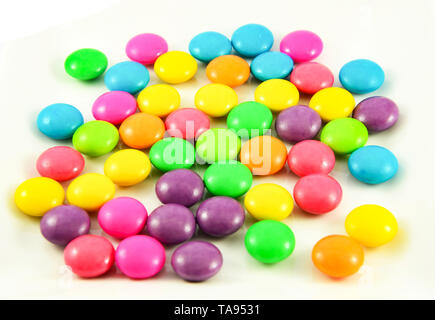 Bunte Bonbons farbig/in der Nähe von Pile Multi Color sweety Süßigkeiten Schokolade überzogen auf weißem Hintergrund Stockfoto