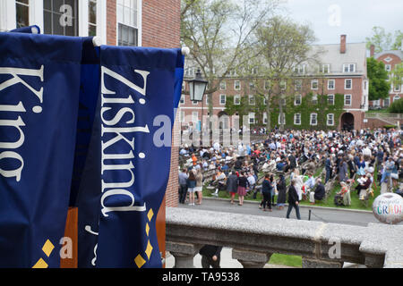 Banner mit Namen erwarten Prozession für die Graduierung am Smith College in Northampton, Massachusetts. Stockfoto