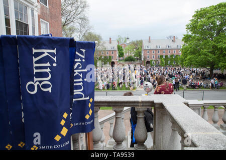 Banner mit Namen erwarten Prozession für die Graduierung am Smith College in Northampton, Massachusetts. Stockfoto