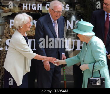 Lord und Lady Sainsbury Grüße Ihre Majestät Königin Elizabeth II. als sie besucht eine Replik eines der ursprünglichen Sainsbury Geschäften in Covent Garden, London, anlässlich ihres 150-jährigen Bestehens. Stockfoto