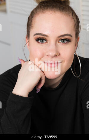 19 Jahre alte hübsche Frau, lächelnd und mit Kamera, USA Stockfoto