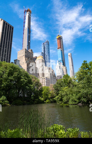 Central Park South Skyline wie gesehen vom Central Park, NYC, USA Stockfoto