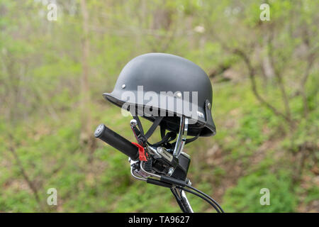 Retro im deutschen Stil Motorrad Helm auf einer Harley - Davidson DEUCE Griff Stockfoto