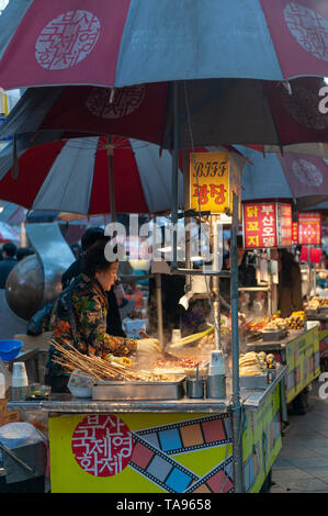 Koreanische Street Food vending bei Busan International Film Festival (BIFF) Square in Nampodong, Busan, Südkorea Stockfoto