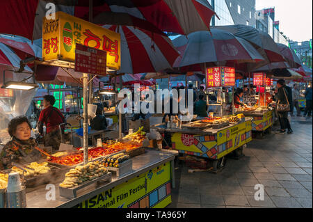 Koreanische Street Food vending bei Busan International Film Festival (BIFF) Square in Nampodong, Busan, Südkorea Stockfoto