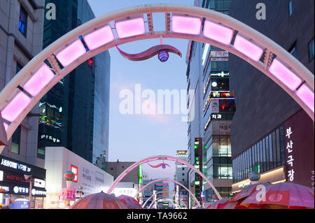 Torbogen am Eingang der Busan International Film Festival (BIFF) Square in Nampodong, Busan, Südkorea Stockfoto