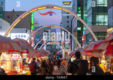 Busan International Film Festival (BIFF) Platz mit Street Food Stände und Geschäfte entlang der Weise, Nampodong, Busan, Südkorea Stockfoto