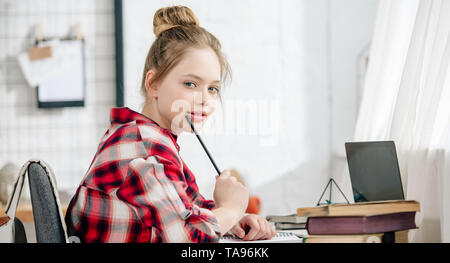 Panorama-aufnahme der Teenager in rot kariertem Hemd Hausaufgaben Stockfoto