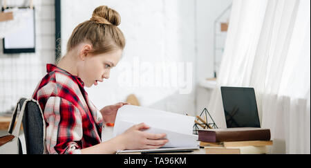 Panorama-aufnahme der Teenager in rot kariertem Hemd Hausaufgaben Stockfoto