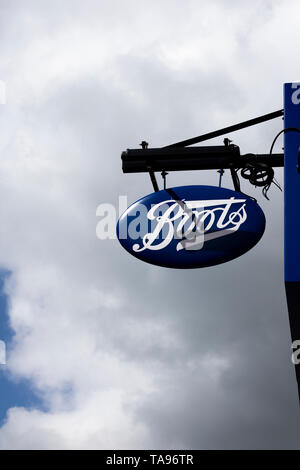 Stiefel der Chemiker Schild über Ladenlokal, Gesundheit und Schönheit Einzelhändler und Apothekenkette im Vereinigten Königreich Stockfoto