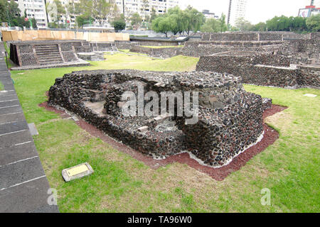 Mexiko City, Mexiko - 2019: Bleibt der aztekischen Tempeln auf der Plaza de las Tres Culturas (Platz der Drei Kulturen). Stockfoto