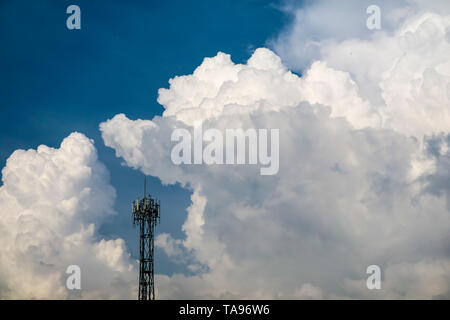 Weiße haufen Cloud auf Signal Pol auf blauen Himmel Stockfoto