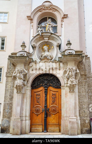 Tür mit Skulpturen von St. Sebastian in Salzburg. Österreich Stockfoto