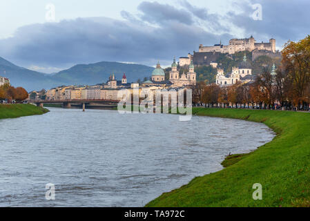 Blick auf die Stadt Salzburg und Salzach, die Festung Hohensalzburg auf dem Hügel. Österreich Stockfoto