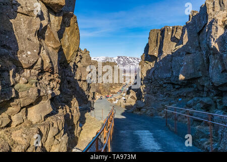 Die Schlucht Almannagjá, Rift Valley zwischen der Trennung der nordamerikanischen und der eurasischen Kontinentalplatte, in Þingvellir National Park, Island Stockfoto