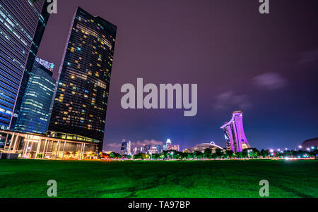 Singapur - 18. MAI 2019: Stadtbild Singapur moderne und finanziellen Stadt in Asien. Nacht Landschaft aufbauen und Hotel. Suchen von Anzeigen Stockfoto