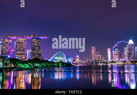 Singapur - 18. MAI 2019: Stadtbild Singapur moderne und finanziellen Stadt in Asien. Marina Bay Wahrzeichen von Singapur. Nacht Landschaft aufbauen Stockfoto