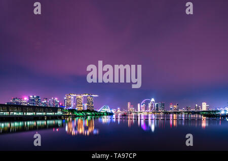 Singapur - 18. MAI 2019: Stadtbild Singapur moderne und finanziellen Stadt in Asien. Marina Bay Wahrzeichen von Singapur. Nacht Landschaft aufbauen Stockfoto