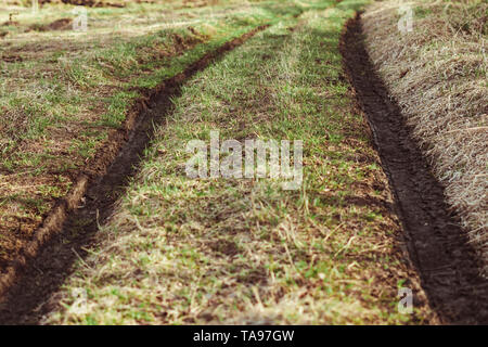 Spuren von Schlamm Reifen nach einem Sturm in den russischen Dörfern Stockfoto