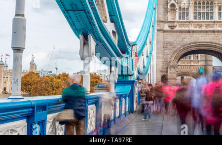 LONDON - 25. SEPTEMBER 2016: Verkehr unter der Tower Bridge. London zieht 30 Millionen Touristen jährlich. Stockfoto