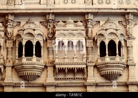 Jain Temple windows Architektur in der Nähe von Chatrapati Shivaji Markt, Lager, Pune, Maharashtra. Stockfoto