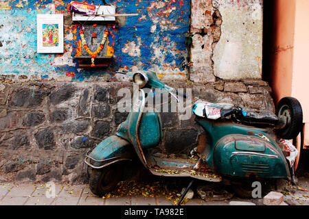 Alte Roller an der Seite der Straße geparkt, Pune, Maharashtra. Stockfoto