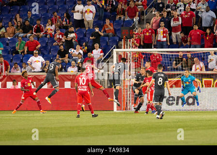 Harrison, NJ - 22. Mai 2019: Derek Cornelius (13) von Whitecaps FC Schüsse auf Ziel während der Mls regelmäßige Spiel gegen Red Bulls auf Red Bull Arena Stockfoto