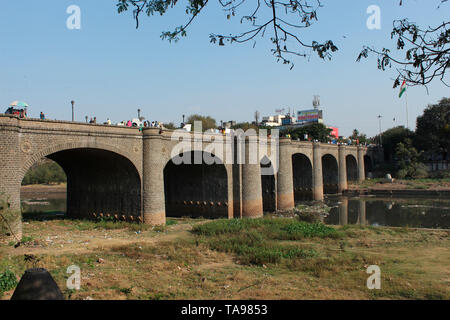 PUNE, MAHARASHTRA, Februar 2019, Leute an Chatrapati Shivaji Brücke. Stockfoto