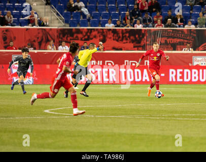 Harrison, NJ - 22. Mai 2019: Daniel Royer (77) der Red Bulls steuert Kugel während der Mls regelmäßige Spiel gegen Whitecaps FC auf Red Bull Arena Stockfoto