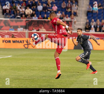 Harrison, NJ - 22. Mai 2019: Amro Tarek (3) der Red Bulls steuert Kugel während der Mls regelmäßige Spiel gegen Whitecaps FC auf Red Bull Arena Stockfoto