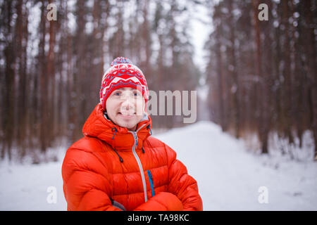 Fotos von lächelnden Mann im Winter Wald am Nachmittag Stockfoto