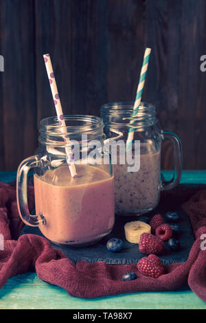 Foto von zwei Gläser mit Smoothies auf Tisch Stockfoto