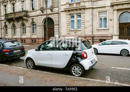 Straßburg, Frankreich - Dec 27, 2017: auf der Straße weißen Mercedes Smart Auto geparkt - Französisch Apartment Gebäude im Hintergrund Stockfoto