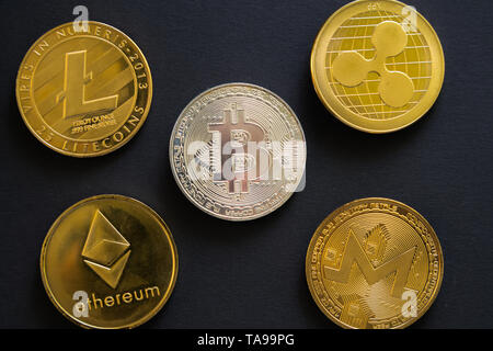 Main crypto Währung Münzen nebeneinander: Bitcoin, Litecoin, Welligkeit, Monerd, des Astraleums Münze auf schwarzen Hintergrund. Digitale Währung, block Kette Mar Stockfoto