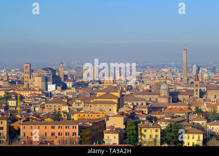 Bologna, Italien - Landschaft von Bologna aus San Michele In Bosco Kirche im Winter Stockfoto