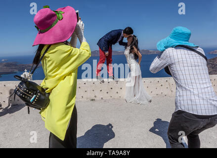 Jungen asiatischen Menschen küssen, andere Touristen unter Foto, Santorini, berühmten Platz, Hochzeit, griechische Inseln, Griechenland, Europa Stockfoto
