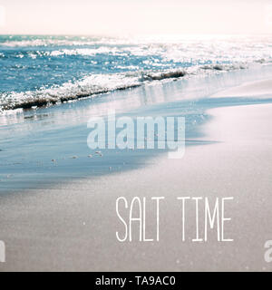 Sommer Strand und Meer Wellen Hintergrund. Defokussierten verschwommen Platz urlaub ferien Konzept mit Motivationalen zitat Salz Zeit Stockfoto
