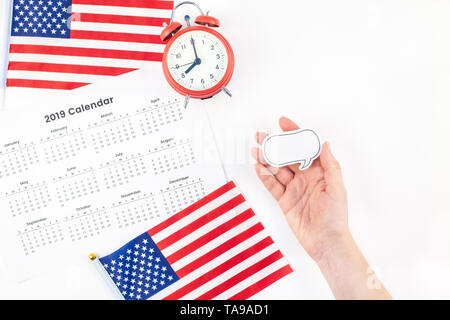 Kreative, oben flach der amerikanischen Flaggen für Wahlen, Memorial Day 4. Juli oder Tag der Arbeit mit Kalender kopieren Raum auf weißem Hintergrund in min. Stockfoto