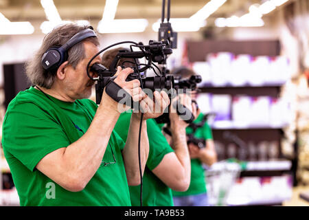 Das Konzept der Schaffung von TV, Video Content, Backstage. Ein professionelles Team von Kameraleuten schießt auf Video Kameras. Hinter den Kulissen der TV-Show Stockfoto