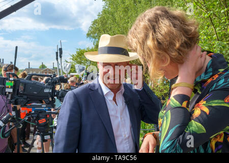 London, Großbritannien - 22. Mai 2019: RHS Chelsea Flower Show. Joe Swift bereitet sich auf seine BBC-Fernsehpräsentation in einem der Showgärten vor. Stockfoto